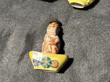 Acht diverse Chinese famille rose snuifflessen, 19/20e eeuw