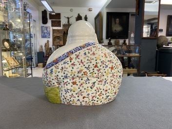 Sculpture de Bouddha en porcelaine de Chine famille rose sur socle en bois, marque de Zhu Mao Ji Zao 朱茂記造, R&eacute;publique