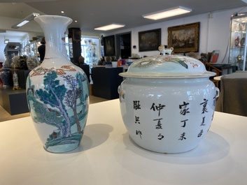 Een Chinese doucai vaas en een qianjiang cai dekselpot, 19/20e eeuw