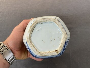 Zeven stukken Chinees blauw-wit porselein, Kangxi/Qianlong