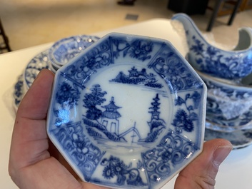 Een diverse collectie Chinees blauw-wit en famille rose porselein, Kangxi/Qianlong