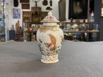 Een Chinese famille rose theebus met een vogel op een rots, Yongzheng