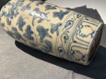 A Vietnamese or Annamese blue and white vase, 14/15th C.