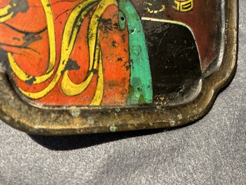 Een Chinese bronzen spiegel beschilderd met het portret van een dame, Tang