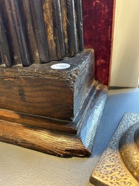Sculpture d'un moine au coffret en bois dor&eacute; et polychrom&eacute;, probablement Espagne, 16&egrave;me