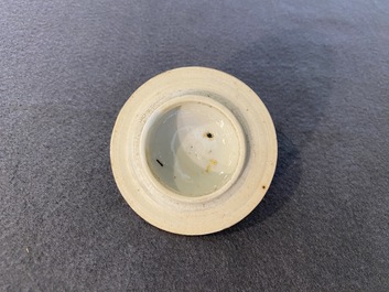 Een fijne Chinese famille rose theepot met mandarijns decor, Qianlong