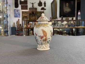 Een Chinese famille rose theebus met een vogel op een rots, Yongzheng