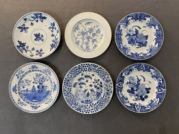 Een Chinese blauw-witte schotel en zeven borden met bloemen en landschappen, Kangxi/Qianlong