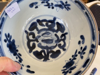 Een diverse collectie Chinees blauw-wit en famille rose porselein, Kangxi/Qianlong