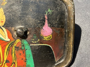 Een Chinese bronzen spiegel beschilderd met het portret van een dame, Tang