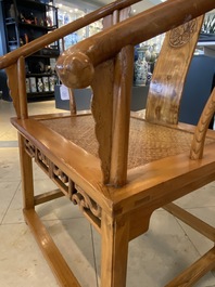 Een paar Chinese 'hoefijzer' stoelen in olm, Republiek