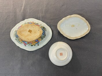 Een Chinese Canton famille rose 'Wu Shuang Pu' kop en schotel en een dekselterrine, 19e eeuw