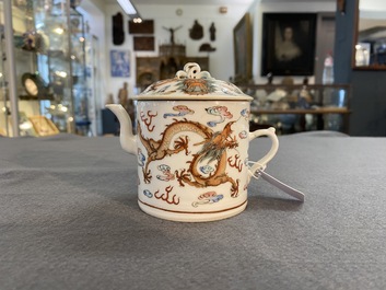 Een Chinese famille rose 'draken' theepot met deksel, Qingwan 清玩 merk, 19e eeuw