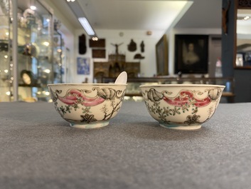 Een paar Chinese famille rose koppen en schotels met tortelduiven, Qianlong