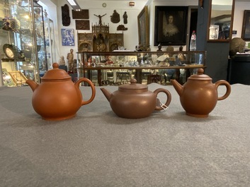 Cinq th&eacute;i&egrave;res couvertes en gr&egrave;s de Yixing, Chine, R&eacute;publique