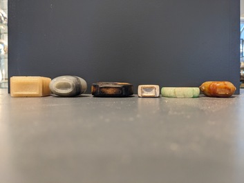 15 Chinese hardstone, glass and walnut snuff bottles, 19/20th C.