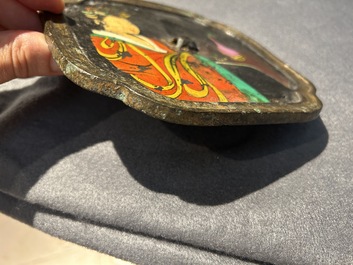Een Chinese bronzen spiegel beschilderd met het portret van een dame, Tang