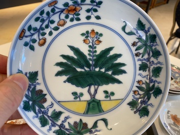 Een diverse collectie Chinese borden, koppen en schotels, Kangxi en later