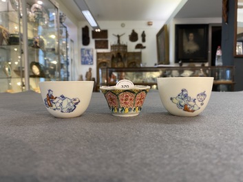 Vier Chinese schotels en drie koppen in blauw-wit, doucai en famille rose porselein, Kangxi en later