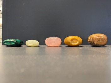 15 Chinese hardstone, glass and walnut snuff bottles, 19/20th C.