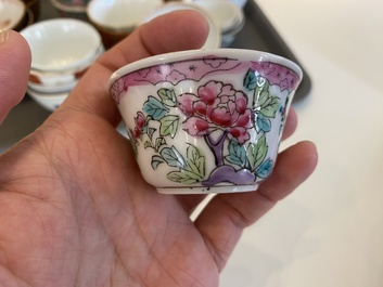 Een diverse collectie Chinese borden, koppen en schotels, Kangxi en later