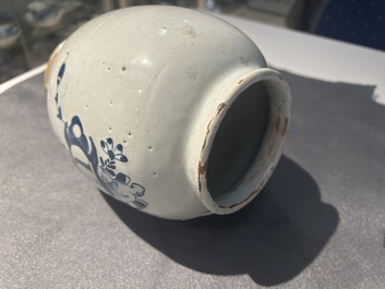 Een blauw-witte Engelse Delftware apothekerspot, wellicht Londen, 18e eeuw