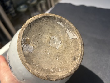 Een blauw-witte Engelse Delftware apothekerspot, wellicht Londen, 18e eeuw