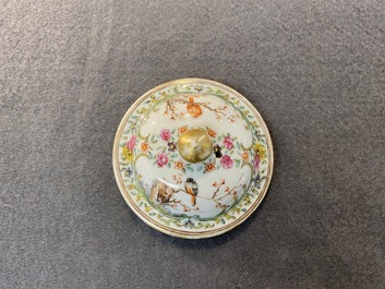 Een fijne Chinese famille rose theepot met mandarijns decor, Qianlong