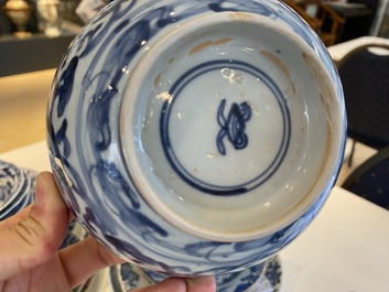 Een diverse collectie Chinees blauw-wit en famille rose porselein, Kangxi/Qianlong