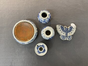 Vijf stukken Chinees blauw-wit porselein, Kangxi en later