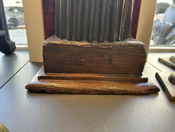 Sculpture d'un moine au coffret en bois dor&eacute; et polychrom&eacute;, probablement Espagne, 16&egrave;me