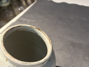 Een blauw-witte Engelse Delftware apothekerspot, wellicht Londen, 18e eeuw