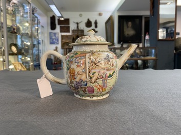 Een fijne Chinese famille rose theepot met mandarijns decor, Qianlong