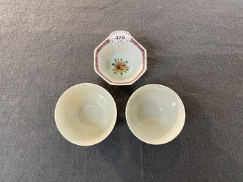 Vier Chinese schotels en drie koppen in blauw-wit, doucai en famille rose porselein, Kangxi en later