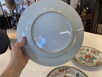 Een Chinese famille rose schotel en een paar borden, Yongzheng