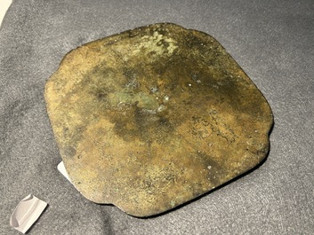 Een Chinese bronzen spiegel beschilderd met het portret van een dame, Tang