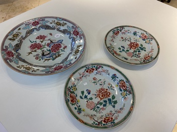 Een Chinese famille rose schotel en een paar borden, Yongzheng