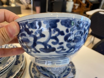 Een diverse collectie Chinees blauw-wit en famille rose porselein, Kangxi/Qianlong