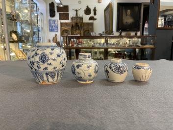 Vier Chinese blauw-witte vaasjes, Ming