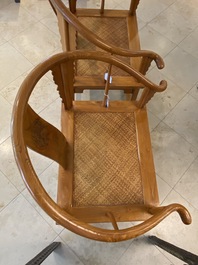 Een paar Chinese 'hoefijzer' stoelen in olm, Republiek