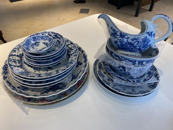 Een diverse collectie Chinees blauw-wit en famille rose porselein, Kangxi/Qianlong