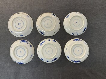 Zes Chinese blauw-witte koppen en schotels met dames met hondjes, Kangxi