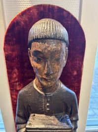 Sculpture d'un moine au coffret en bois dor&eacute; et polychrom&eacute;, probablement Espagne, 16&egrave;me