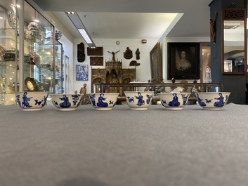 Zes Chinese blauw-witte koppen en schotels met dames met hondjes, Kangxi