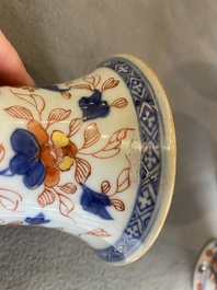 Een Chinees Imari-stijl kaststel van zes vazen met floraal decor, Kangxi