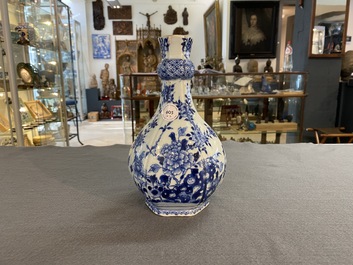 Zeven stukken Chinees blauw-wit porselein, Kangxi/Qianlong