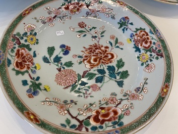 Een Chinese famille rose schotel en een paar borden, Yongzheng