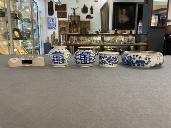 Vijf stukken Chinees blauw-wit porselein, Kangxi en later