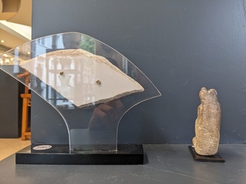 Une sculpture d'Anoubis, deux fragments de sarcophages et un fragment d'un bas-relief, Egype, Basse &eacute;poque