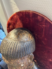 Sculpture d'un moine au coffret en bois dor&eacute; et polychrom&eacute;, probablement Espagne, 16&egrave;me